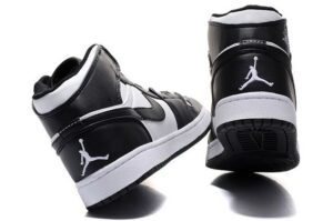 Зимние Nike Air Jordan 1 Retro с мехом черно-белые (35-44)